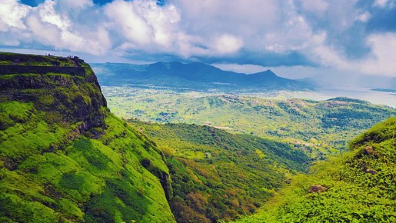 5 reasons to stay in lonavala