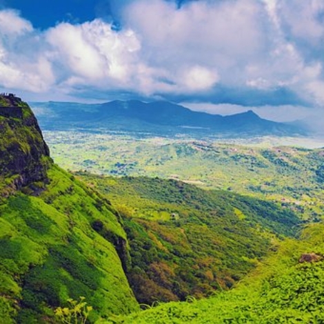 5 reasons to stay in lonavala